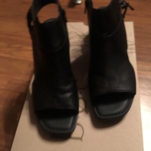 Born Concept open booties👠